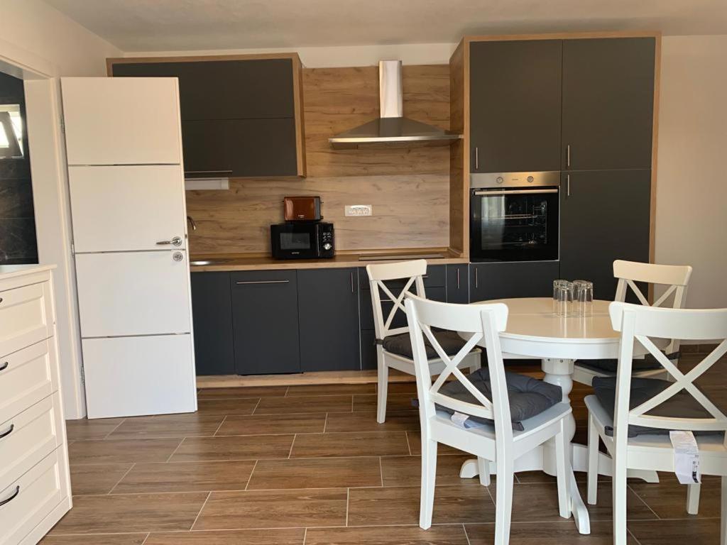 Apartmani Albatros Perusic Экстерьер фото