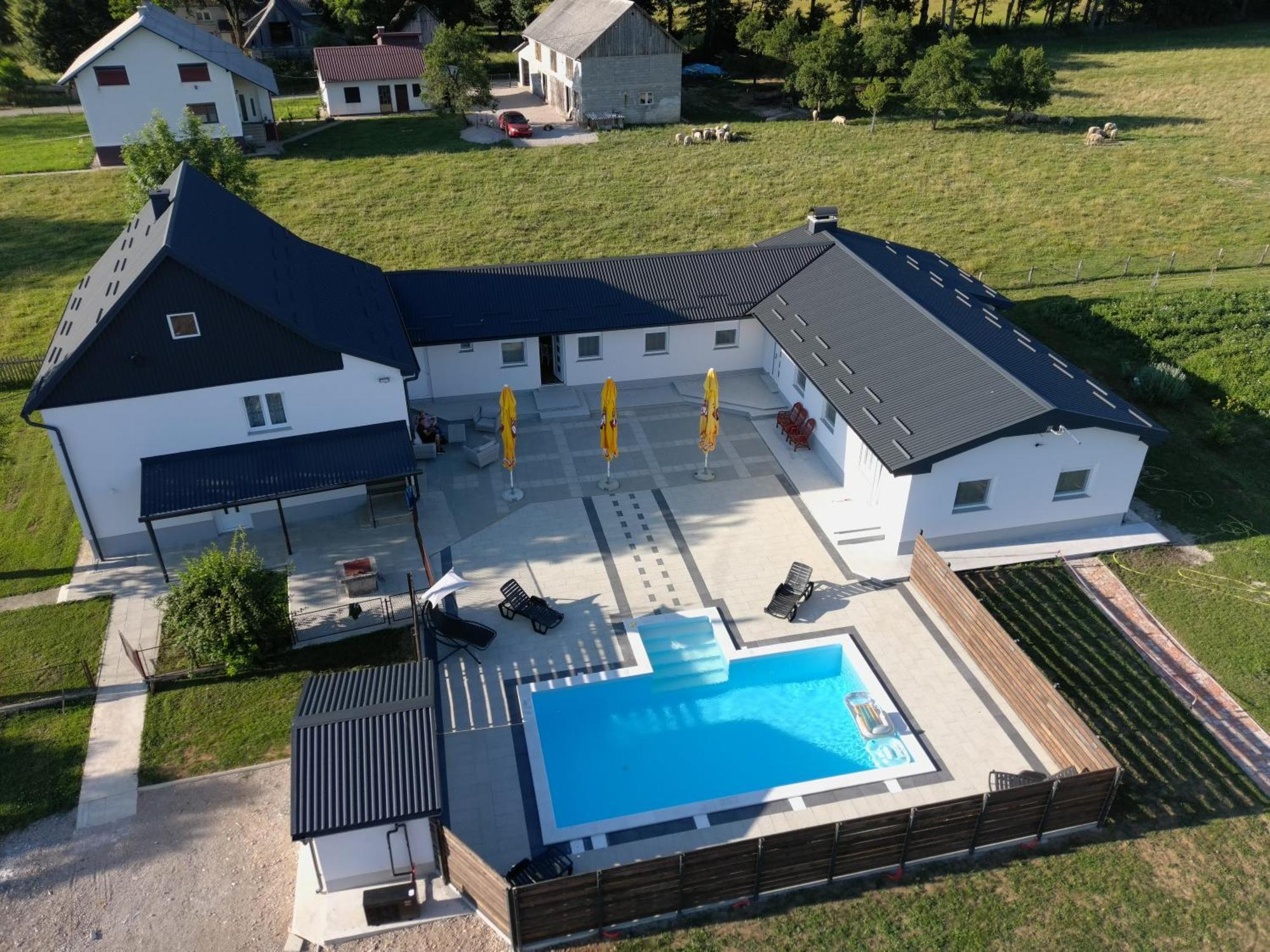 Apartmani Albatros Perusic Экстерьер фото
